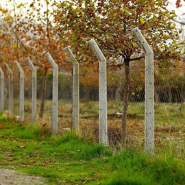 Beton Direk | Sağlam ve Uzun Ömürlü Tel Örgü Direkleri